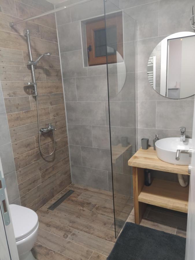 Domacinstvo Kod Gere Bed & Breakfast Crni Vrh Ngoại thất bức ảnh